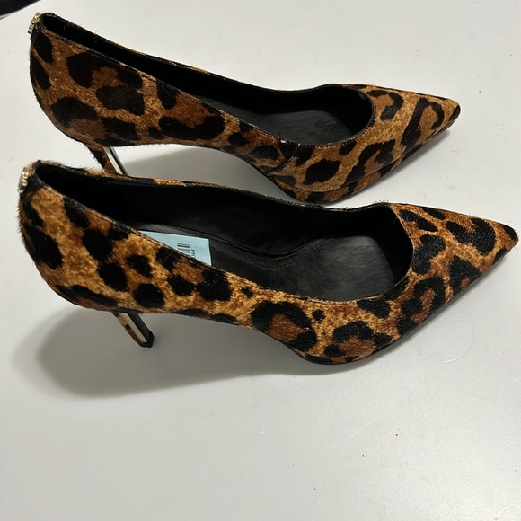 DKNY ANIMAL PRINT SHOE - Picture 2 of 8